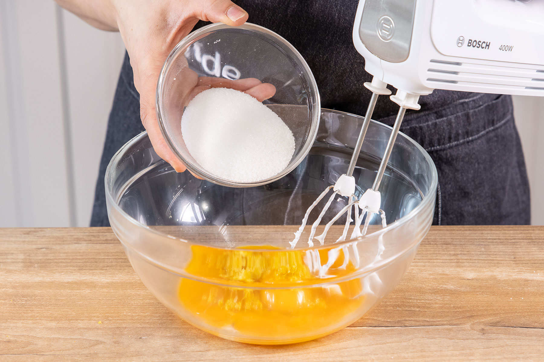 Zucker zum Eigelb geben