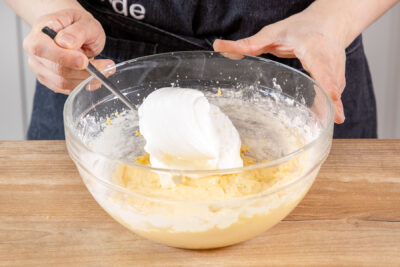 Eischnee zum Teig geben