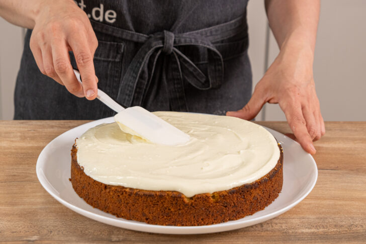 Frosting über den Karottenkuchen geben