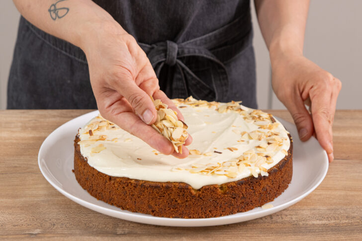 Kuchen mit Mandeln dekorieren