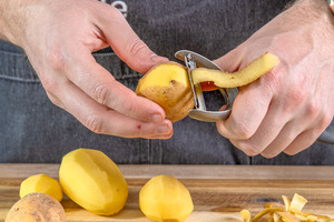 Kartoffeln schälen