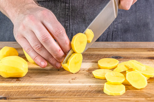 Kartoffeln in Scheiben schneiden