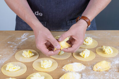 Die Pierogi mit der Kartoffel-Quark-Füllung befüllen.