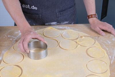 Den ausgerollten Pierogi-Teig in Kreise ausstechen.
