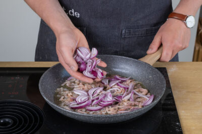 Zwiebel- und Baconstreifen anbraten.