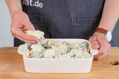 Kartoffelgratin mit Gemüse mit Käse überbacken