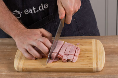 Kochschinken klein schneiden.