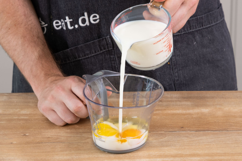 Eier mit Milch und Paprikapulver zusammengeben.
