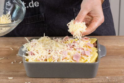 Den restlichen Käse drüber streuen.
