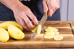 Kartoffeln in dünne Streifen schneiden