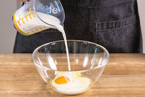 Milch zu Ei gießen