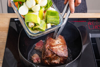 Suppengrün zum Braten geben