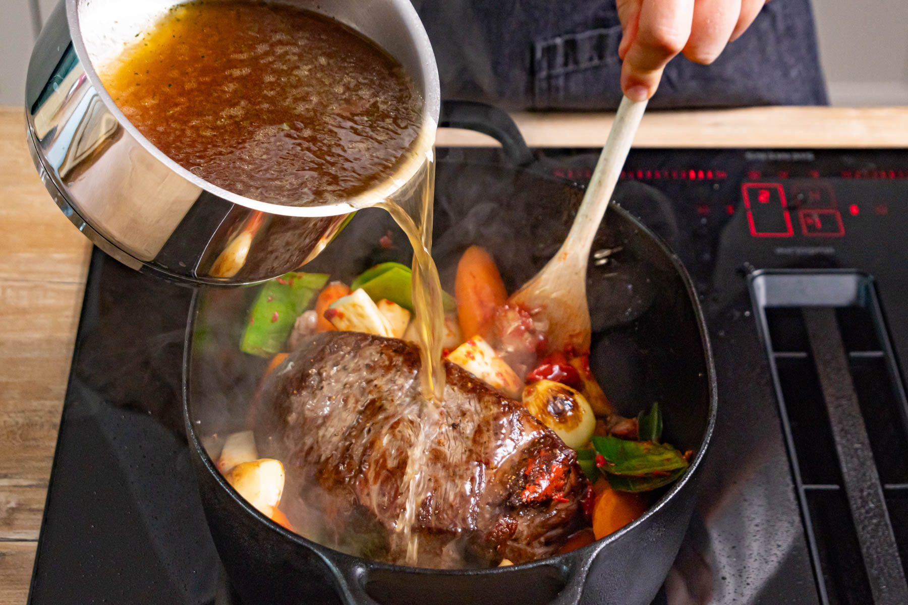 Rinderfond zum Rinderbraten gießen