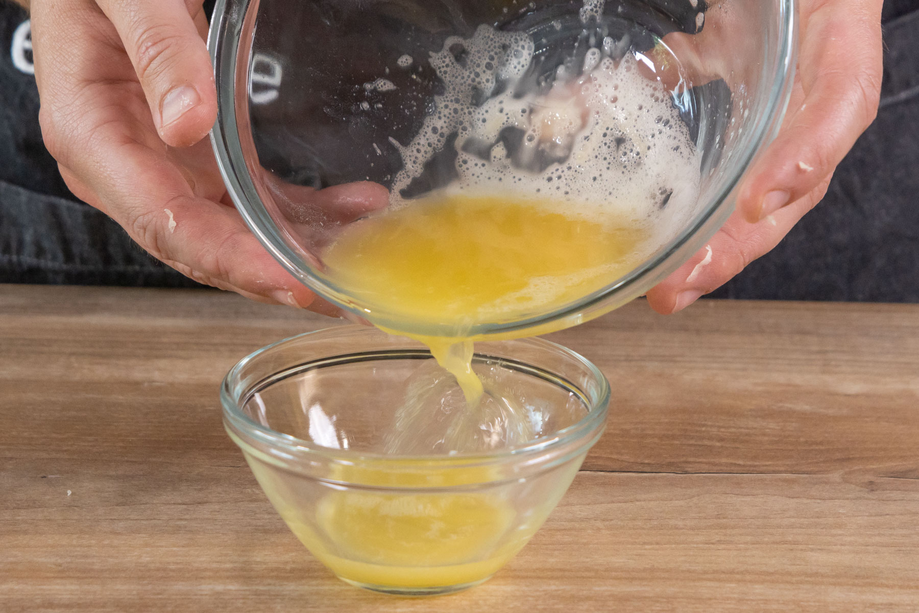 Wasser der Kartoffeln abgießen und Stärke auffangen