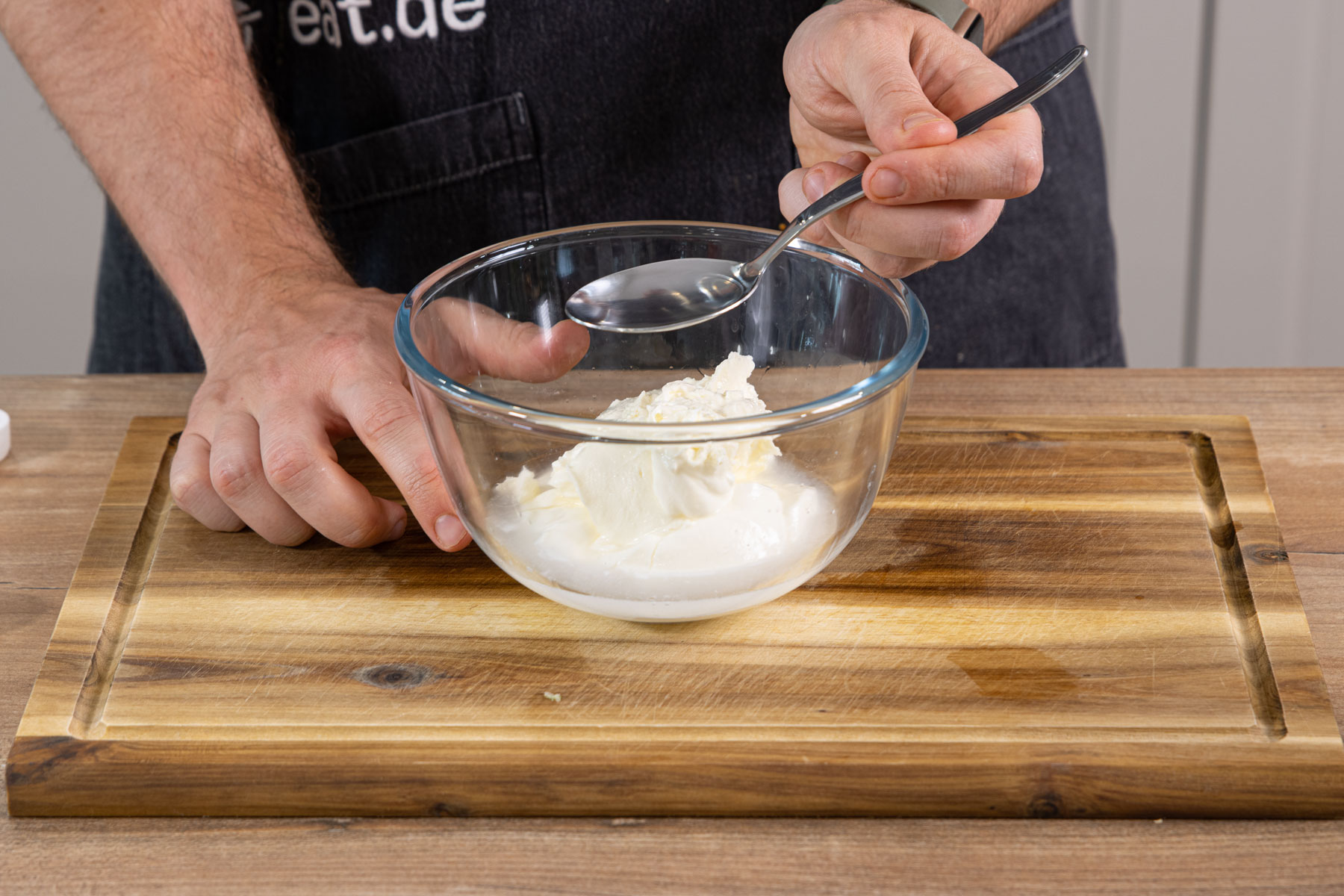 Wasser wird zu Schmand und Creme Fraiche gegeben