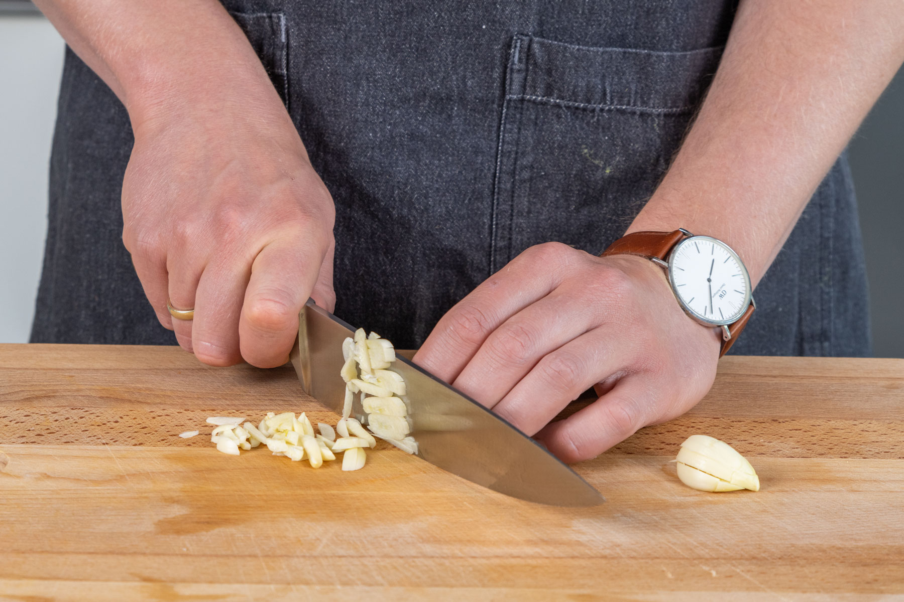 Knoblauch in Scheiben schneiden