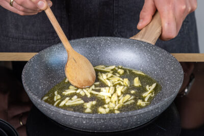 Knoblauch in Pfanne braten