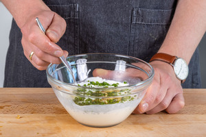 Knoblauch-Dip mit Schmand verrühren