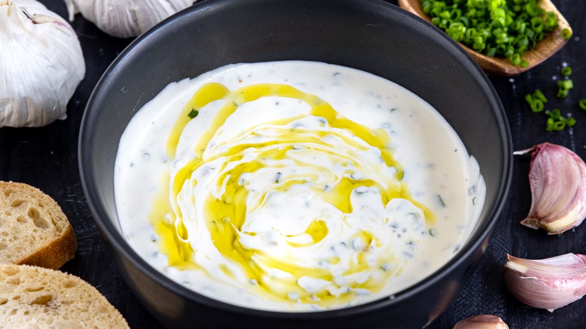 Knoblauch-Dip mit Schmand | Rezept - eat.de