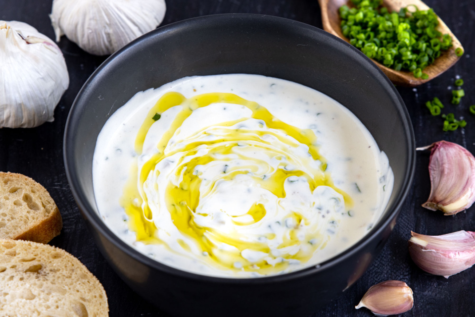 Knoblauch-Dip mit Schmand | Rezept - eat.de