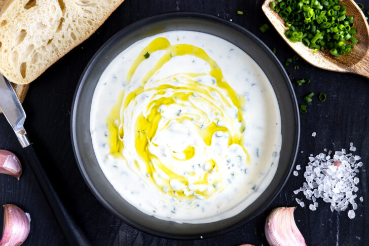 Knoblauch-Dip mit Schmand