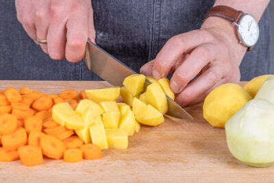 Kartoffeln in mundgerechte Stücke schneiden