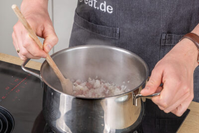 Speck und Zwiebel anbraten