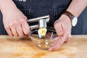Knoblauch pressen