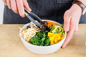 Koreanisches Bibimbap anrichten