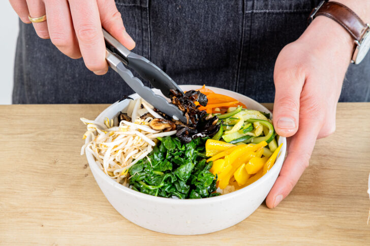 Koreanisches Bibimbap anrichten