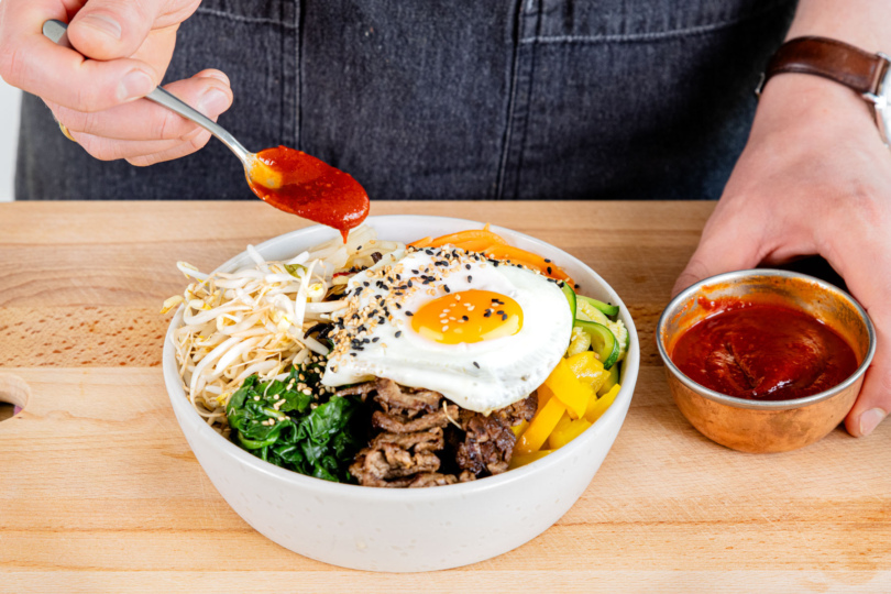 Koreanisches Bibimbap mit Chilipaste toppen