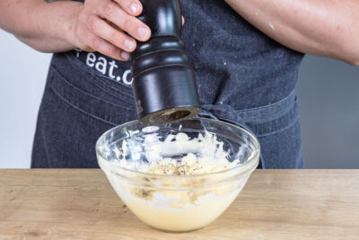 Salz & Pfeffer zu Butter geben