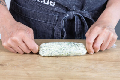 Kräuterbutter in Frischhaltefolie einrollen