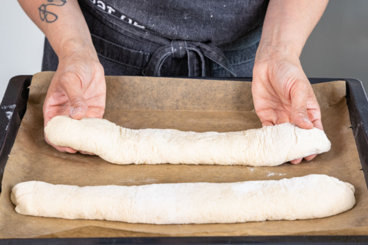 Baguette auf Backblech legen