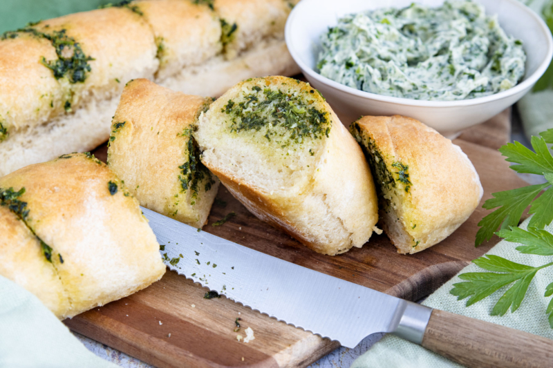 Kräuterbaguette selber machen | Rezept - eat.de