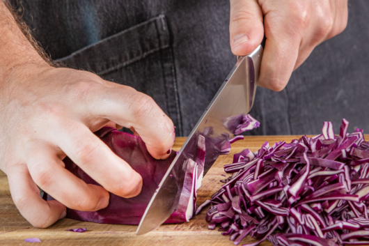 Rotkraut in Streifen schneiden