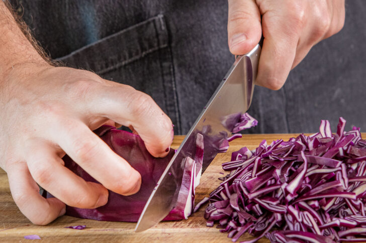 Rotkraut in Streifen schneiden