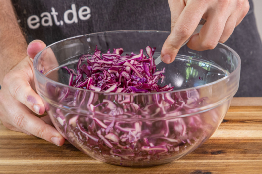 Rotkraut vermengen