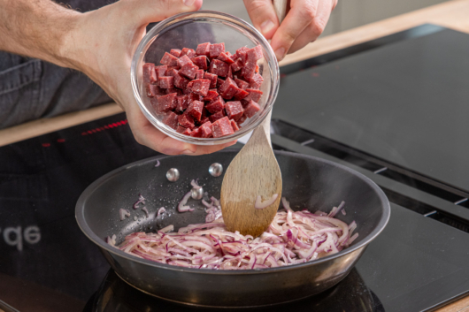 Wurst in die Pfanne geben