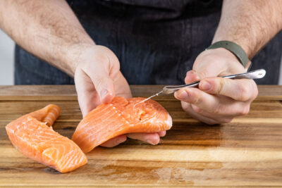 Lachs auf Kreten prüfen
