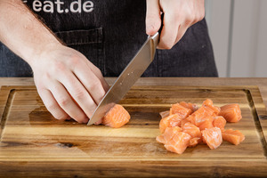 Lachs würfeln