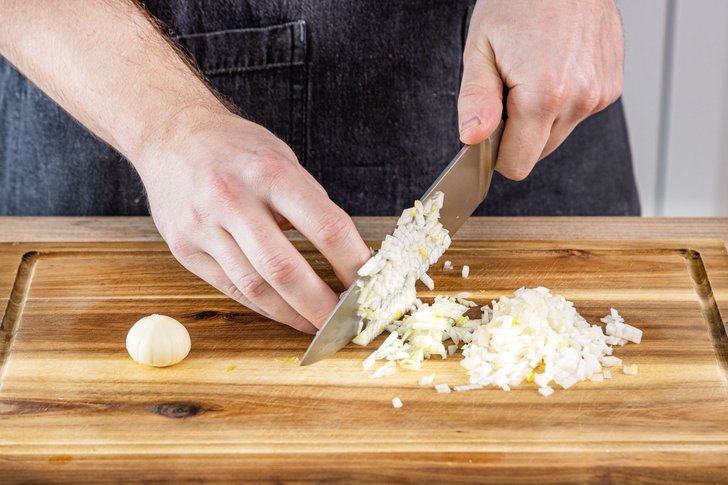 Zwiebel würfeln