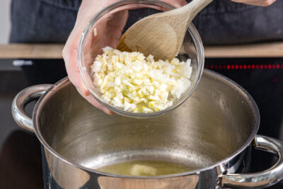 Zwiebel und Knoblauch in Butter anbraten