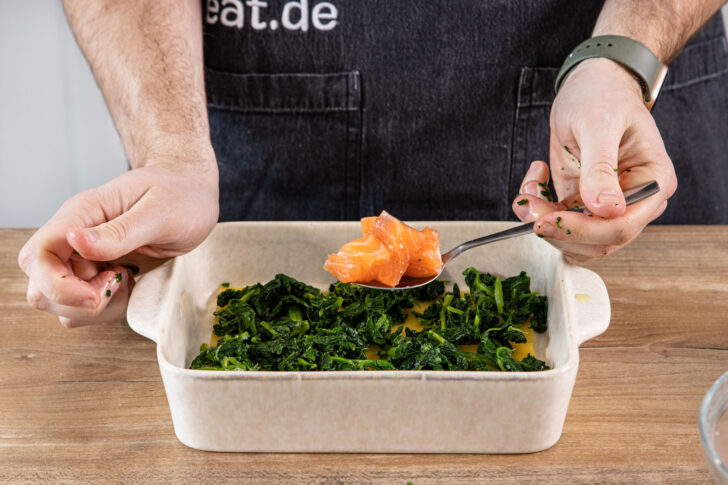 Lachslasagne mit Spinat schichten