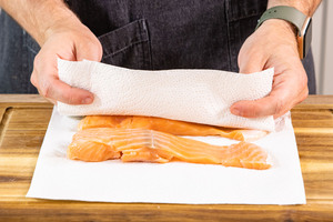 Lachs abtupfen