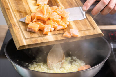 Lachs in Pfanne geben
