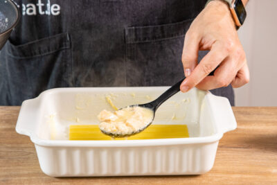 Lachssauce auf Lasagneplatte verteilen