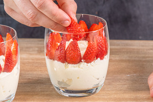 Mascarpone-Dessert mit Erdbeeren anrichten