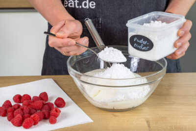 Puderzucker zur Mascarponecreme geben