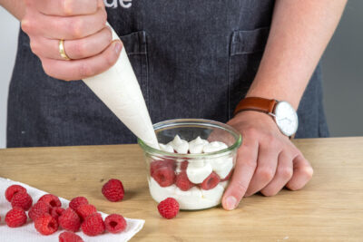 Mascarpone-Dessert mit Himbeeren schichten